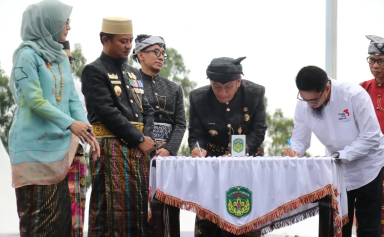 Direktur Utama PT MCS, Yogi Prabowo (Baju putih) menandatangani nota kesepahaman (MoU) dengan Bupati Luwu Timur, Irwan Bachri Syam dalam rangka pembangunan pabrik beras skala besar di Kabupaten Luwu Timur, Senin 19 Mei 2025. (Foto: Dinas Kominfo SP Luwu Timur)