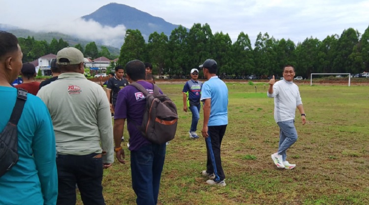 Bupati Irwan Bachri Syam memantau persiapan penyerahan SK CPNS dan PPPK di Lapangan Pendidikan, Malili, Minggu 1 Juni 2024. (Foto: Jaeja.id)