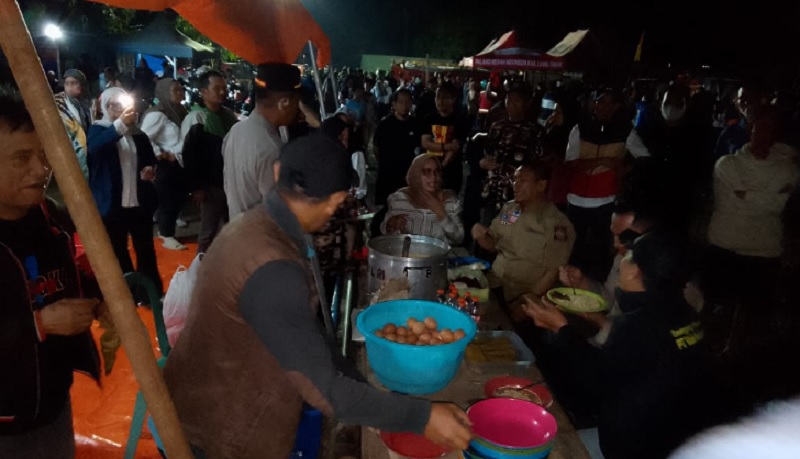 Bupati Luwu Timur, Irwan Bachri Syam dan Ketua TP PKK Lutim, dr Ani Nurbani Irwan makan mie instan bersama pengungsi korban kebakaran Sorowako, Rabu (27/8). Foto: Jaeja.id 