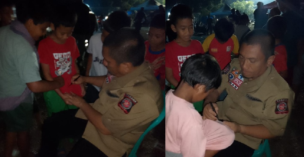 Bupati Irwan dengan sabar meladeni permintaan tanda tangan anak-anak korban kebakaran Sorowako. Foto: Jaeja.id