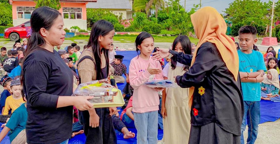 Kepala UPT SDN Buyuntana, Rismasari memberikan hadiah kepada para pemenang lomba amaliah ramadhan. Foto: Jaeja.id