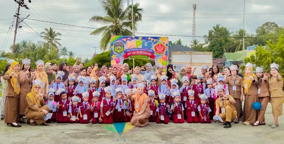 Siswa baru, guru dan orang tua foto bersama di sela pembukaan MPLS SDN 183 Buyuntana, Tomoni, Senin (13/07/2026). Foto: IST