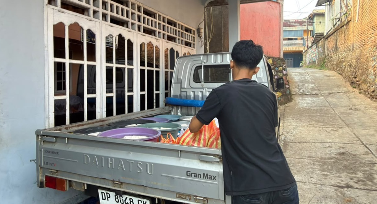 Karyawan Nurtiani bersiap mengantar tahu pesanan perusahaan katering rekanan PT Vale Indonesia. Foto: Jumaidil