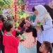 Kepala UPT SDN 169 Bayondo membagikan telur Bunga Male kepada siswa, pada perayaan Maulid Nabi Muhammad SAW di sekolah tersebut, Rabu 18 September 2024.