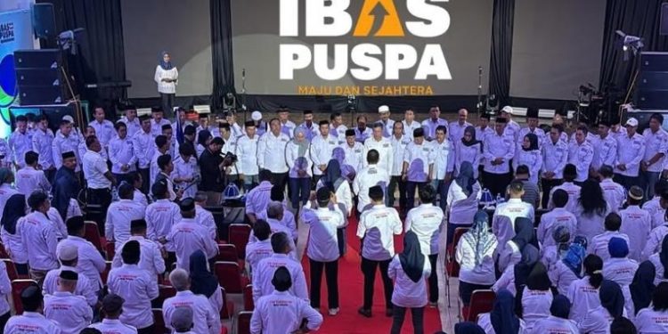 Pengukuhan Tim Pemenangan Kabupaten IBAS-Puspa di di Gedung Simpurusiang, Desa Puncak Indah, Kecamatan Malili, Sabtu (21/9/2024) malam.