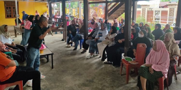 Juru Kampanye Ibas Puspa, Najamuddin memaparkan sejumlah program unggulan paslon nomor urut 3, dalam pertemuan dengan warga di Desa Baruga, Kecamatan Malili, Luwu Timur, Rabu 2 Oktober 2024.