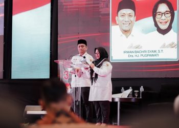 Paslon nomor urut 03 di Pilkada Luwu Timur 2024, Irwan Bachri Syam dan Puspawati atau Ibas-Puspa menyampaikan pendalaman visi misi pada debat publik terakhir, di Hotel Claro Makassar, Minggu malam 17 November 2024.