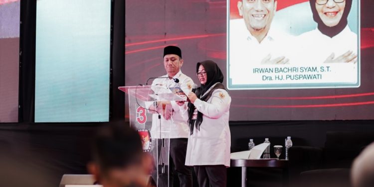 Paslon nomor urut 03 di Pilkada Luwu Timur 2024, Irwan Bachri Syam dan Puspawati atau Ibas-Puspa menyampaikan pendalaman visi misi pada debat publik terakhir, di Hotel Claro Makassar, Minggu malam 17 November 2024.