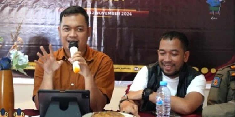 KPU Luwu Timur menggelar Rapat Kerja Persiapan Pembersihan APK untuk Pilgub Sulsel dan Pilbup Luwu Timur, di Warkop 533 Malili, Jumat (22/11/2024).
