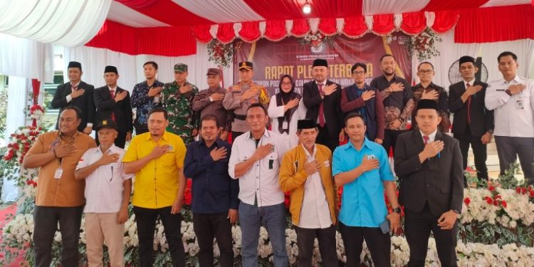 Para komisioner KPU Luwu Timur foto bersama pengurus parpol dan forkopimda usai rapat pleno penetapan bupati wakil bupati terpilih Luwu Timur di Kantor KPU Lutim, Kamis 9 Januari 2025.