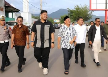 Bupati Luwu Timur, Irwan Bachri Syam dan Ketua Umum BPD HIPMI Sulsel beserta rombongan mengunjungi anjungan Sungai Malili, Minggu 23 Maret 2025. (Foto: Dinas Kominfo SP Luwu Timur)