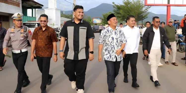 Bupati Luwu Timur, Irwan Bachri Syam dan Ketua Umum BPD HIPMI Sulsel beserta rombongan mengunjungi anjungan Sungai Malili, Minggu 23 Maret 2025. (Foto: Dinas Kominfo SP Luwu Timur)