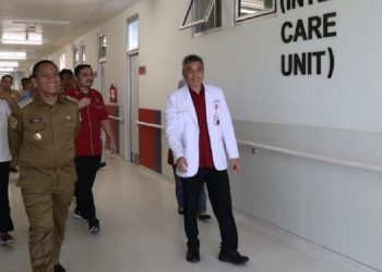 Bupati Lutim, Irwan Bachri Syam, meninjau fasilitas Rumah Sakit Unhas di Makassar, Selasa 11 Maret 2025. (Foto: Kominfo SP Luwu Timur)