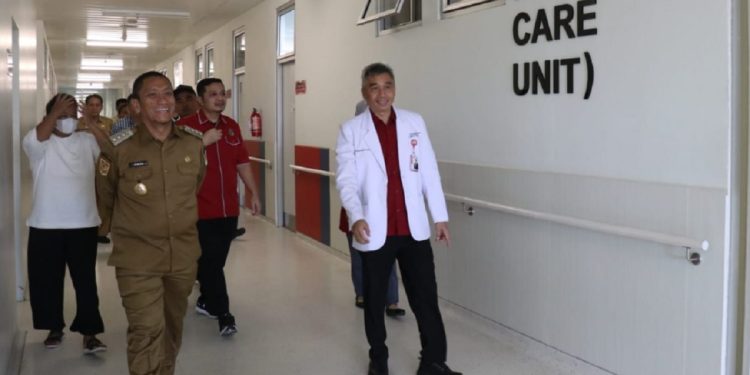 Bupati Lutim, Irwan Bachri Syam, meninjau fasilitas Rumah Sakit Unhas di Makassar, Selasa 11 Maret 2025. (Foto: Kominfo SP Luwu Timur)