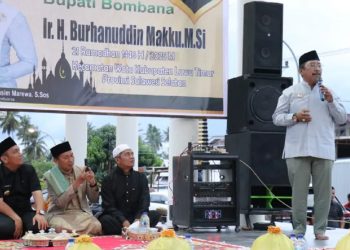 Bupati Bombana, Sulawesi Tenggara, Burhanuddin Makku, memberikan sambutan pada acara buka puasa bersama Lapangan Gaswo Wotu (Sumber: Dinas Kominfo SP Luwu Timur)