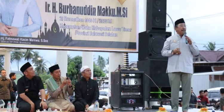 Bupati Bombana, Sulawesi Tenggara, Burhanuddin Makku, memberikan sambutan pada acara buka puasa bersama Lapangan Gaswo Wotu (Sumber: Dinas Kominfo SP Luwu Timur)