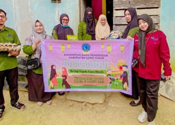 Komunitas Guru Penggerak Luwu Timur Berbagi Sembako ke Lansia