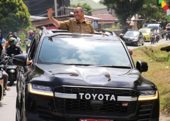 Irwan Bachri Syam mengendari Toyota Land Cruiser yang merupakan mobil dinas Bupati Luwu Timur yang baru. (Foto: DInas Kominfo SP Lutim)