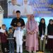 Bupati Luwu Timur, Irwan Bachri Syam dan Wakil Bupati Luwu Timur, Puspawati Husler, foto bersama anak yatim pada Safari Ramadhan Pemkab Luwu Timur 2025, di Burau, Kamis 6 Maret 2025. (Foto: Kominfo SP)