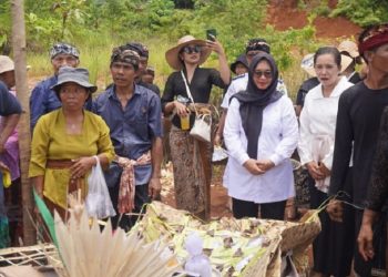 Wakil Bupati Luwu Timur, Pusapawati Husler saat menghadiri ngaben di Kecamatan Angkona, Rabu 12 Maret 2025. (Foto: Dinas Kominfo SP Luwu Timur)