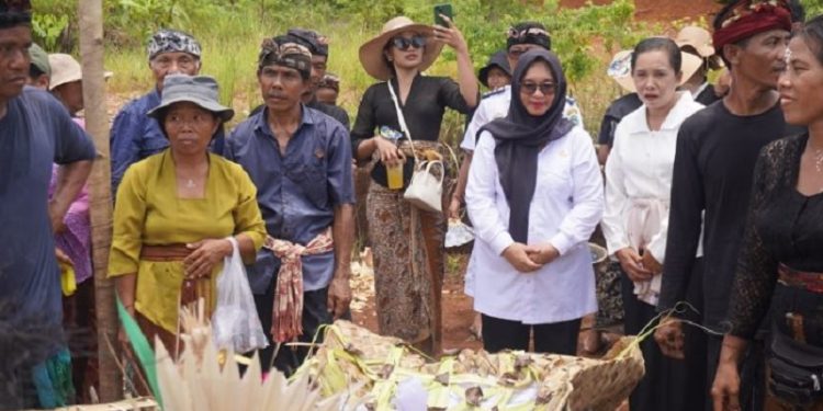 Wakil Bupati Luwu Timur, Pusapawati Husler saat menghadiri ngaben di Kecamatan Angkona, Rabu 12 Maret 2025. (Foto: Dinas Kominfo SP Luwu Timur)
