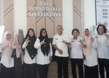 Wakil Bupati Luwu Timur, Puspawati Husler foto bersama pimpinan dan staf di sela sidak di Dinas Perpustakaan dan Kearsipan Lutim, Rabu 5 Maret 2025. (Foto: Dinas Kominfo SP Lutim)