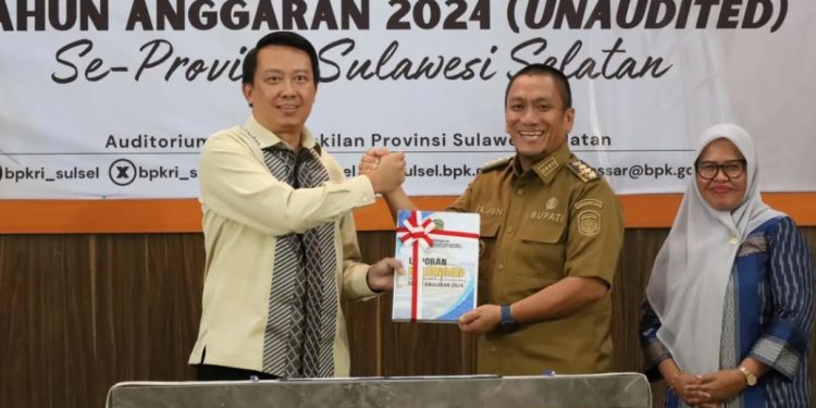 Bupati Luwu Timur, Irwan Bachri Syam menyerahkan Laporan Keuangan Pemerintah Daerah (LKPD) Unaudited Tahun Anggaran 2024 kepada Badan Pemeriksa Keuangan (BPK) Republik Indonesia Perwakilan Provinsi Sulawesi Selatan. (Foto: Dinas Kominfo SP Luwu Timur)