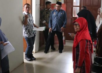 Bupati Luwu Timur, Irwan Bachri Syam melakukan sidak ke Kantor Dinas PUPR Lutim, Jumat 11 April 2025. (Foto: Dinas Kominfo SP Lutim)