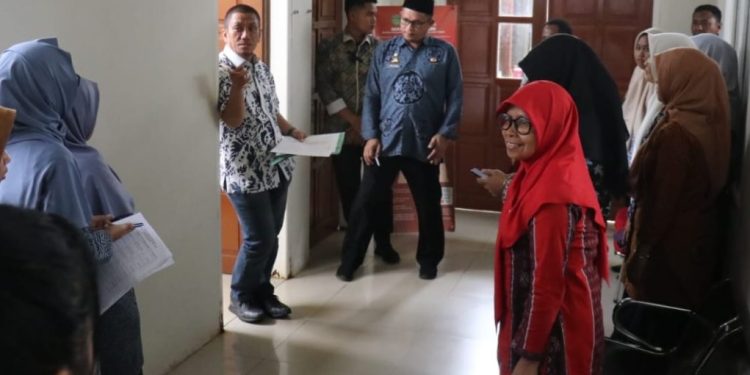 Bupati Luwu Timur, Irwan Bachri Syam melakukan sidak ke Kantor Dinas PUPR Lutim, Jumat 11 April 2025. (Foto: Dinas Kominfo SP Lutim)