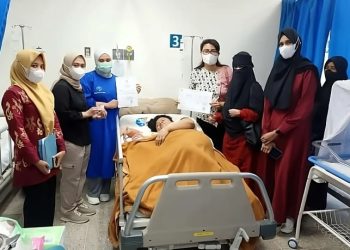 Tim Balada Capil menyerahkan dokumen kependudukan ke ibu yang baru melahirkan di Puskesmas Malili, Jumat 11 April 2025. (Foto: Dinas Kominfo SP Luwu Timur)