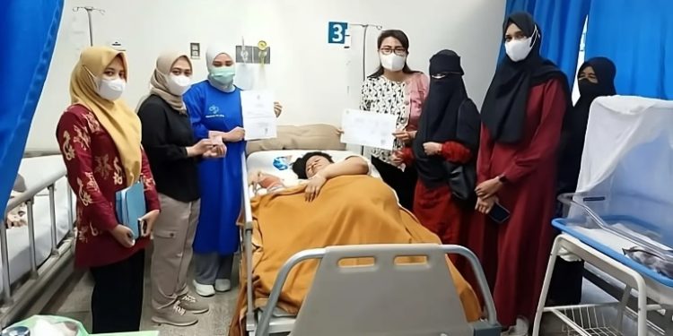 Tim Balada Capil menyerahkan dokumen kependudukan ke ibu yang baru melahirkan di Puskesmas Malili, Jumat 11 April 2025. (Foto: Dinas Kominfo SP Luwu Timur)