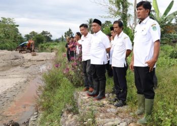 Bupati Luwu Timur, Irwan Bachri Syam meninjau bendungan jebol di Desa Kalatiri, Kecamatan Burau, Rabu 23 April 2025.(Foto: kominfo-sp lutim)