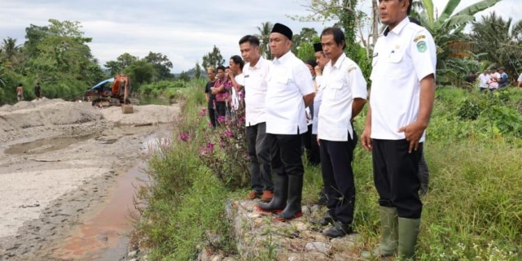Bupati Luwu Timur, Irwan Bachri Syam meninjau bendungan jebol di Desa Kalatiri, Kecamatan Burau, Rabu 23 April 2025.(Foto: kominfo-sp lutim)