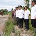 Bupati Luwu Timur, Irwan Bachri Syam meninjau bendungan jebol di Desa Kalatiri, Kecamatan Burau, Rabu 23 April 2025.(Foto: kominfo-sp lutim)