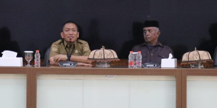 Bupati Irwan Bachri Syam (Ibas) bicara soal dana desa dalam silaturahmi dengan pengurus BPD se-Luwu Timur, di Aula Rumah Jabatan Bupati Lutim, Selasa 29 April 2025. (Foto: Kominfo SP Lutim)