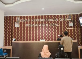 Ilustrasi pelayanan di Kantor Dinas Dukcapil Luwu Timur.