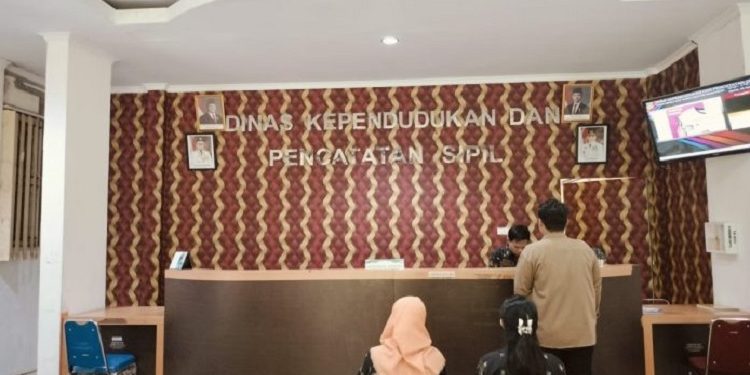 Ilustrasi pelayanan di Kantor Dinas Dukcapil Luwu Timur.