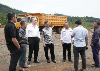 Jajaran pemerintah Kabupaten Luwu Timur mendapingi CEO Eastlight, Roger Clay melakukan kunjungan ke beberapa lokasi potensial investasi di wilayah Kabupaten Luwu Timur. (Foto: Dinas Kominfo SP Luwu Timur)