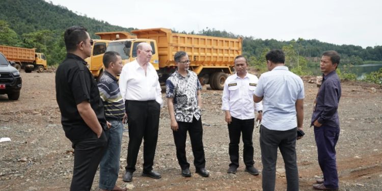 Jajaran pemerintah Kabupaten Luwu Timur mendapingi CEO Eastlight, Roger Clay melakukan kunjungan ke beberapa lokasi potensial investasi di wilayah Kabupaten Luwu Timur. (Foto: Dinas Kominfo SP Luwu Timur)