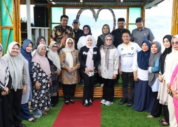 Wakil Gubernur Sulsel, Fatmawati Rusdi foto bersama pejabat Pemkab Luwu Timur, di sela-sela kunjungannya ke Sorowako, Jumat 18 April 2025.