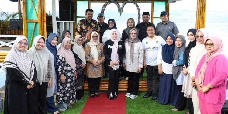 Wakil Gubernur Sulsel, Fatmawati Rusdi foto bersama pejabat Pemkab Luwu Timur, di sela-sela kunjungannya ke Sorowako, Jumat 18 April 2025.