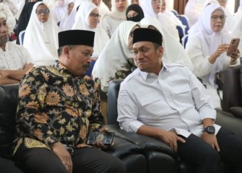 Kakanwil Kemenag Sulsel, Ali Yafid berbincang dengan Bupati Luwu Timur, Irwan Bachri Syam di sela rakor Kerukunan Sekolah di Aula Kantor Kemenag Lutim, Minggu 13 April 2025. (Foto: Dinas Kominfo SP Lutim)