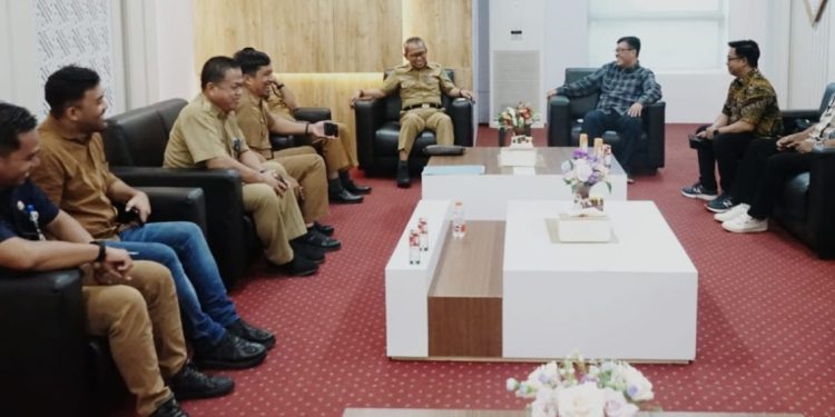Sekda Luwu Timur, Bahri Suli menerima audiensi perwakilan LPPM Unhas di Lounge Ruang Kerja Bupati, Selasa 15 April 2025. (Foto: Dinas Kominfo SP Lutim)
