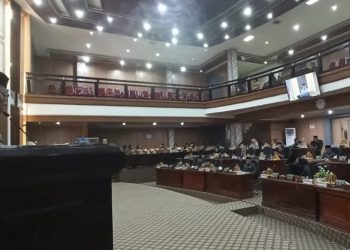 Sekretaris Daerah Kabupaten Luwu Timur, Bahri Suli, mewakili Bupati Irwan Bahri Syam dalam sidang Paripurna DPRD yang membahas penyerahan Rancangan Awal Rencana Pembangunan Jangka Menengah Daerah (RPJMD) 2025–2029 (Sumber: Prokopim Luwu Timur)