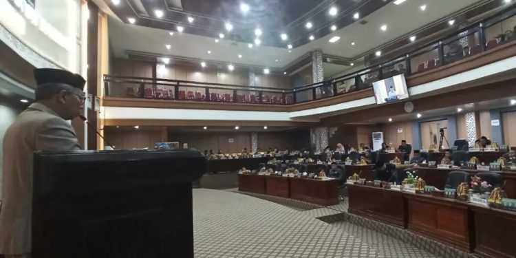 Sekretaris Daerah Kabupaten Luwu Timur, Bahri Suli, mewakili Bupati Irwan Bahri Syam dalam sidang Paripurna DPRD yang membahas penyerahan Rancangan Awal Rencana Pembangunan Jangka Menengah Daerah (RPJMD) 2025–2029 (Sumber: Prokopim Luwu Timur)