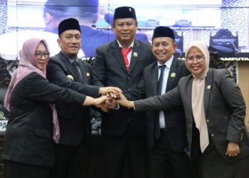 Bupati dan Wakil Bupati Luwu Timur, Irwan Bachri Syam dan Puspawati Husler menghadiri rapat paripurna DPRD Luwu Timur, Kamis 6 Maret 2025. (Foto: Dinas Kominfo SP Lutim)