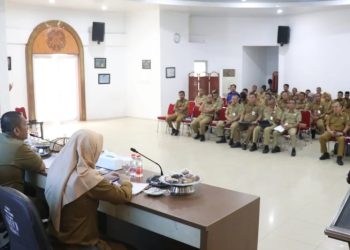 Bupati Luwu Timur, Irwan Bachri Syam saat memberikan pengarahan pada Rakor Percepatan Pengadaan dan Jasa di Aula Rumah Jabatan Bupati, Puncak Indah, Malili. (Foto: Dinas Kominfo SP Luwu Timur)