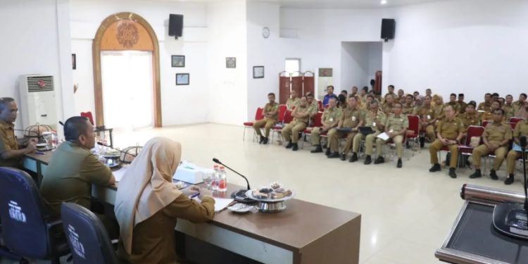 Bupati Luwu Timur, Irwan Bachri Syam saat memberikan pengarahan pada Rakor Percepatan Pengadaan dan Jasa di Aula Rumah Jabatan Bupati, Puncak Indah, Malili. (Foto: Dinas Kominfo SP Luwu Timur)