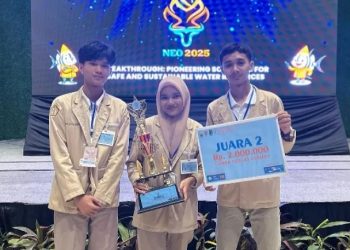 Tiga siswa SMAN 2 Luwu Timur yang jadi juara II pada Lomba Cerdas Cermat Tingkat Nasional pada ajang National Environmental Expo (NEO) 2025. (Foto: Istimewa)