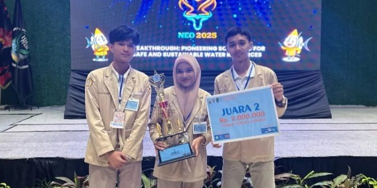 Tiga siswa SMAN 2 Luwu Timur yang jadi juara II pada Lomba Cerdas Cermat Tingkat Nasional pada ajang National Environmental Expo (NEO) 2025. (Foto: Istimewa)